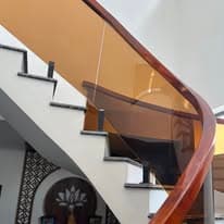 Lan can kính cầu thang nhôm vân gỗ tại nhà ở Cần Thơ