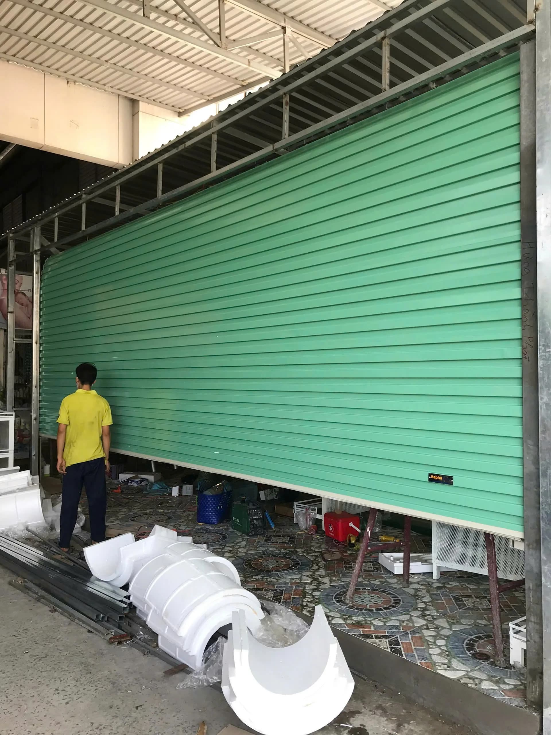 Lắp đặt cửa cuốn tôle tại mặt tiền thương mại ở Cần Thơ