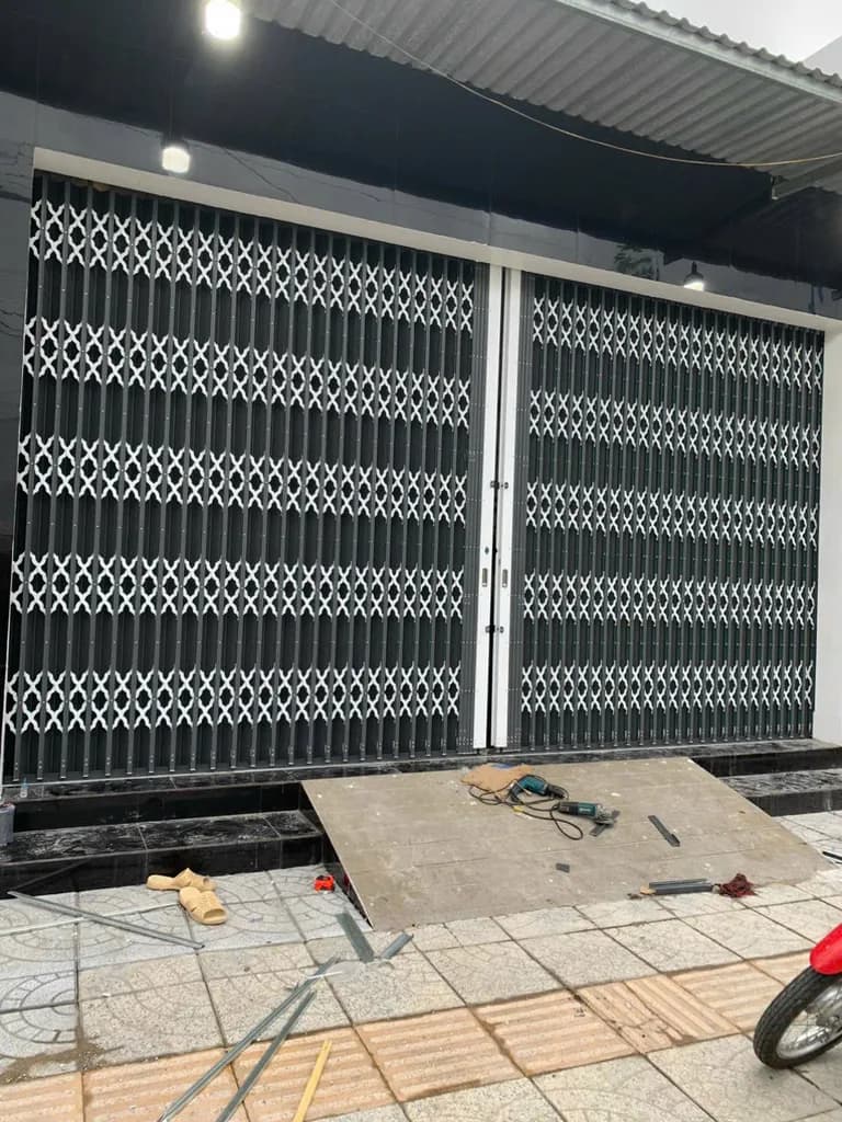 Hoàn thiện cửa kéo thép tại mặt tiền kinh doanh Cần Thơ