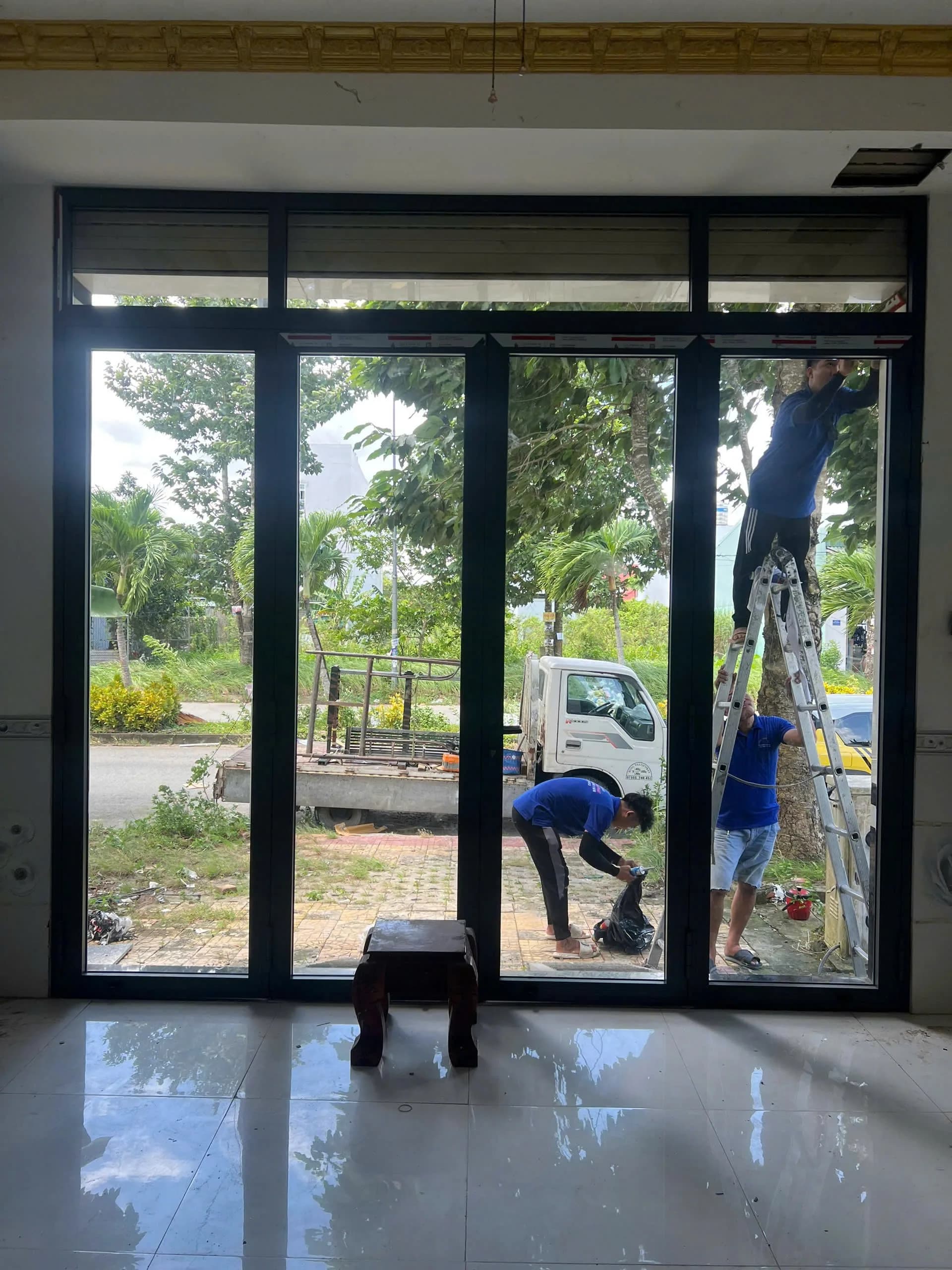 Đội kỹ thuật lắp đặt hệ cửa trượt nhôm tại nhà phố Bình Thủy, Cần Thơ