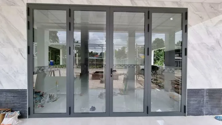 Hệ cửa đi nhôm kính 4 cánh lắp đặt tại nhà ở mới xây Cần Thơ