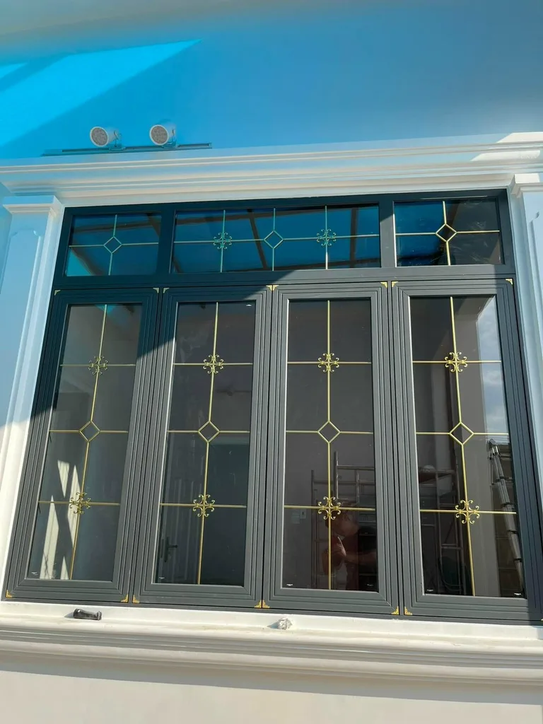 Cửa nhôm kính trang trí hoa văn vàng cổ điển tại biệt thự Bình Thủy