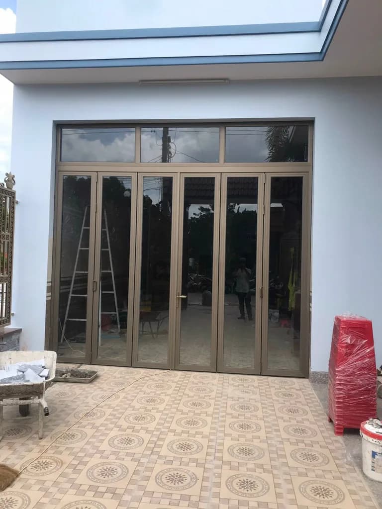 Hệ cửa gấp nhôm kính đồng bộ tại nhà phố mới xây Cần Thơ