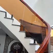 Lan can kính cầu thang nhôm vân gỗ tại nhà ở Cần Thơ