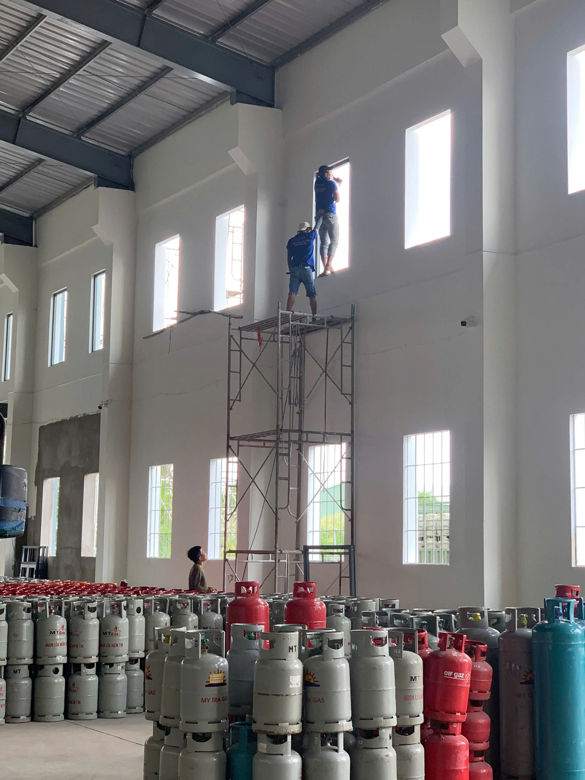 Lắp đặt cửa sổ nhôm kính tại nhà xưởng công nghiệp Cần Thơ